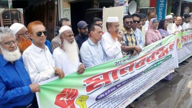 সাতক্ষীরার উন্নয়ন কল্পে মানববন্ধন ও স্মারকলিপি প্রদান